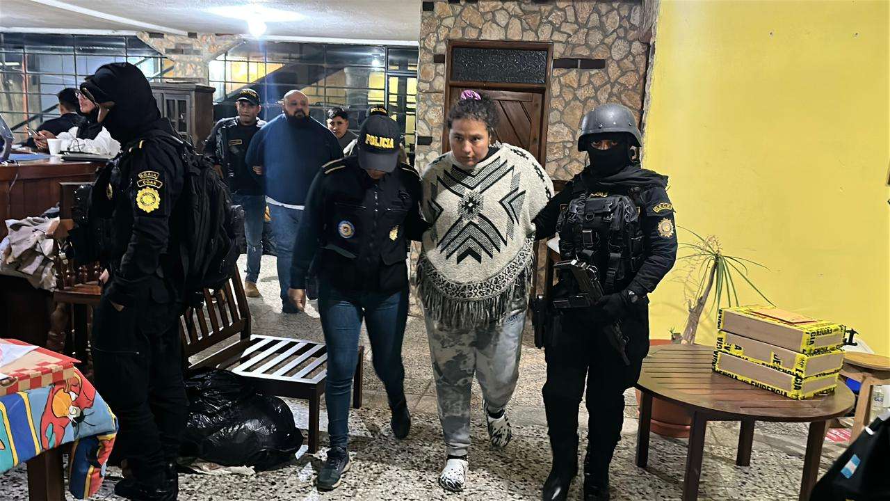 Decomisan armas de uso exclusivo y droga durante operativo en Santa Elena Barillas