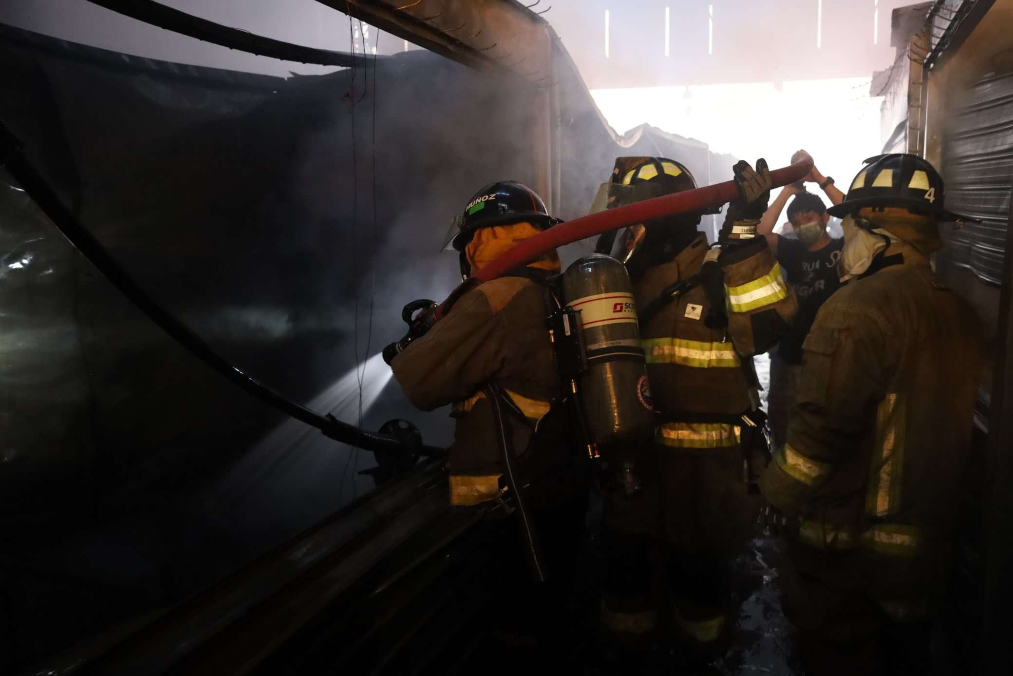 22 locales consumidos: así avanzan las labores tras el incendio en Santa Rosa