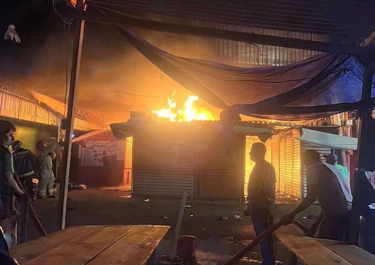 Incendio deja severos daños en mercado de Santa Rosa