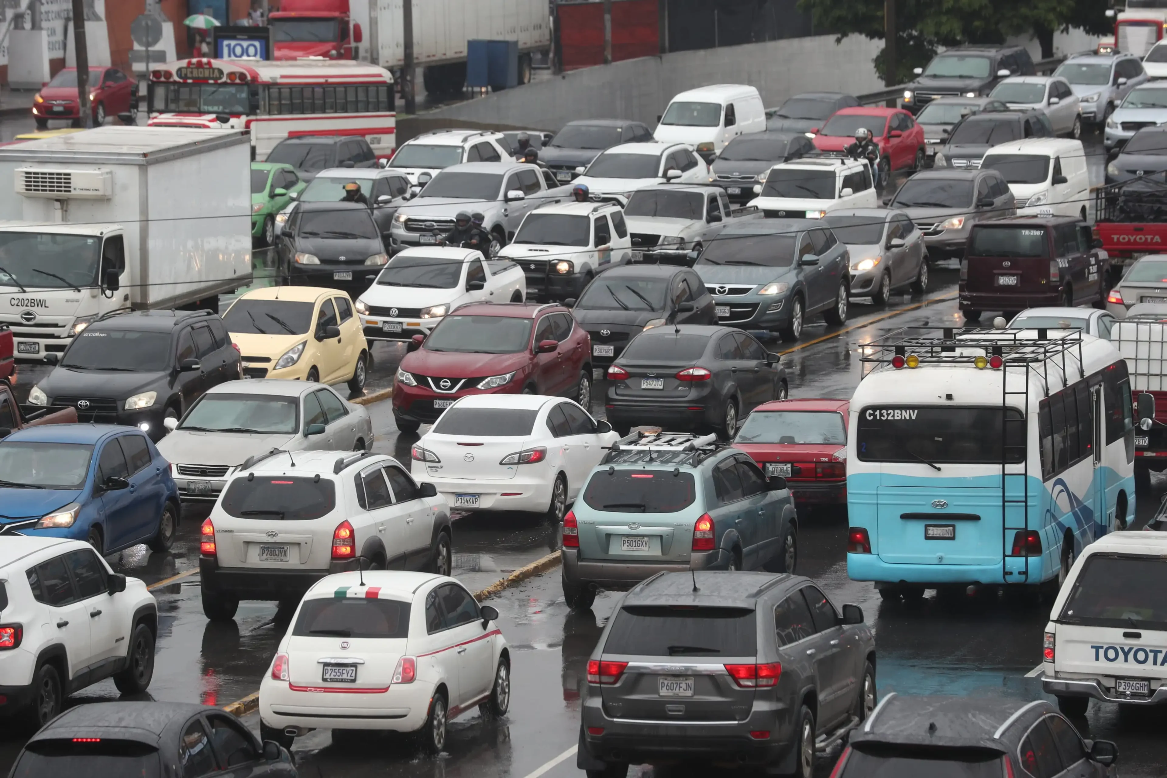 ¡Diciembre llegó con todo! Tránsito colapsa por incidentes y alta carga vehicular