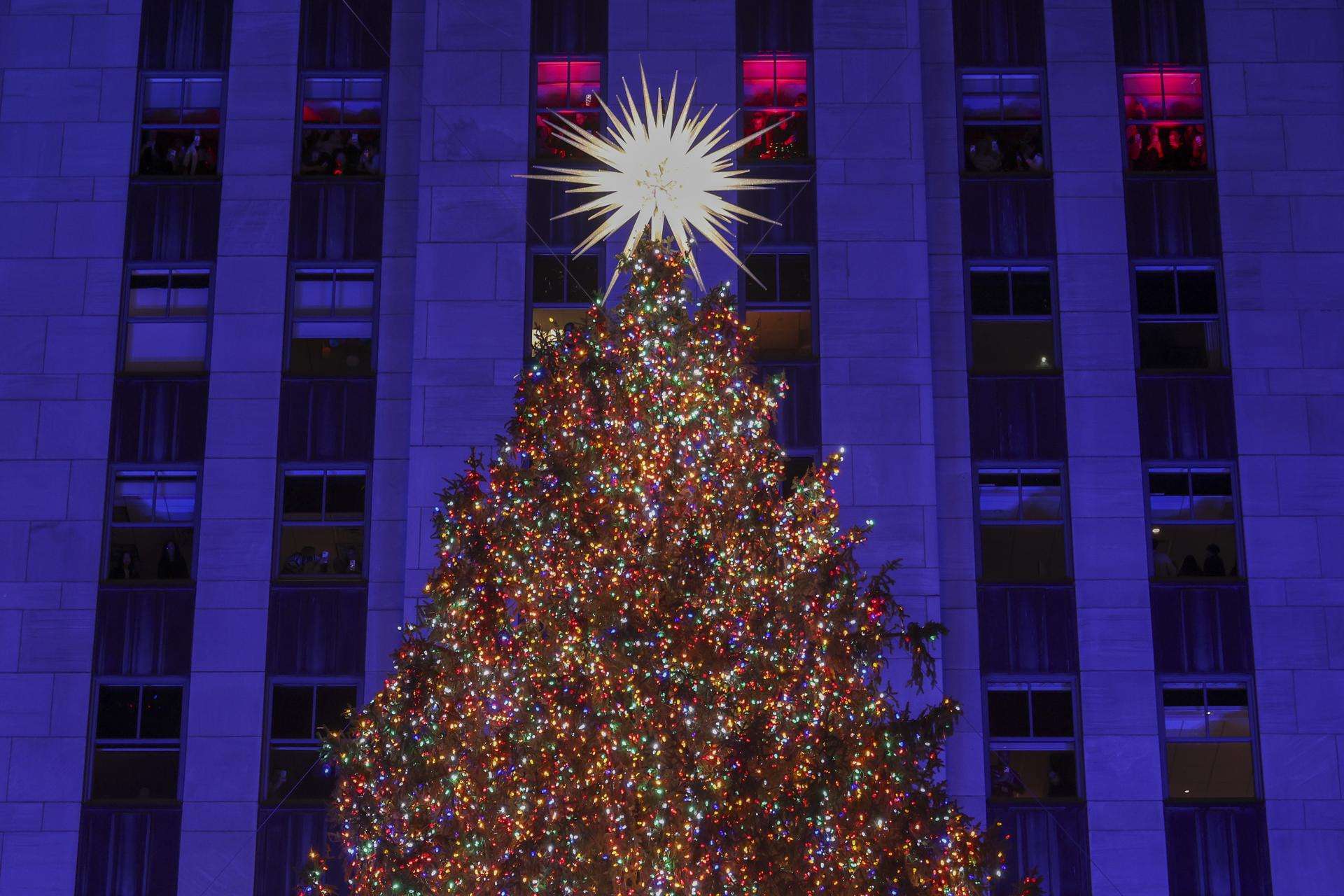 Nueva York ilumina famoso árbol navideño con villancicos de Marc Anthony y Michael Bublé