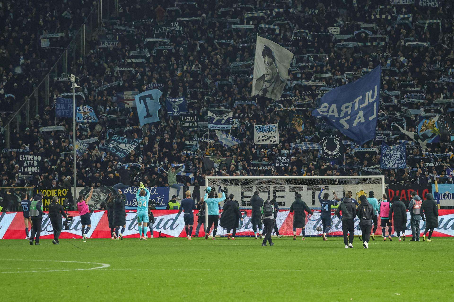 Los jugadores del SS Lazio celebran la victoria con su afición tras el partido de la Serie A que han jugado Parma Calcio 1913 y SS Lazio en Parma, Italia. EFE/EPA/Lorenzo Cattani EFE/EPA/Lorenzo Cattani