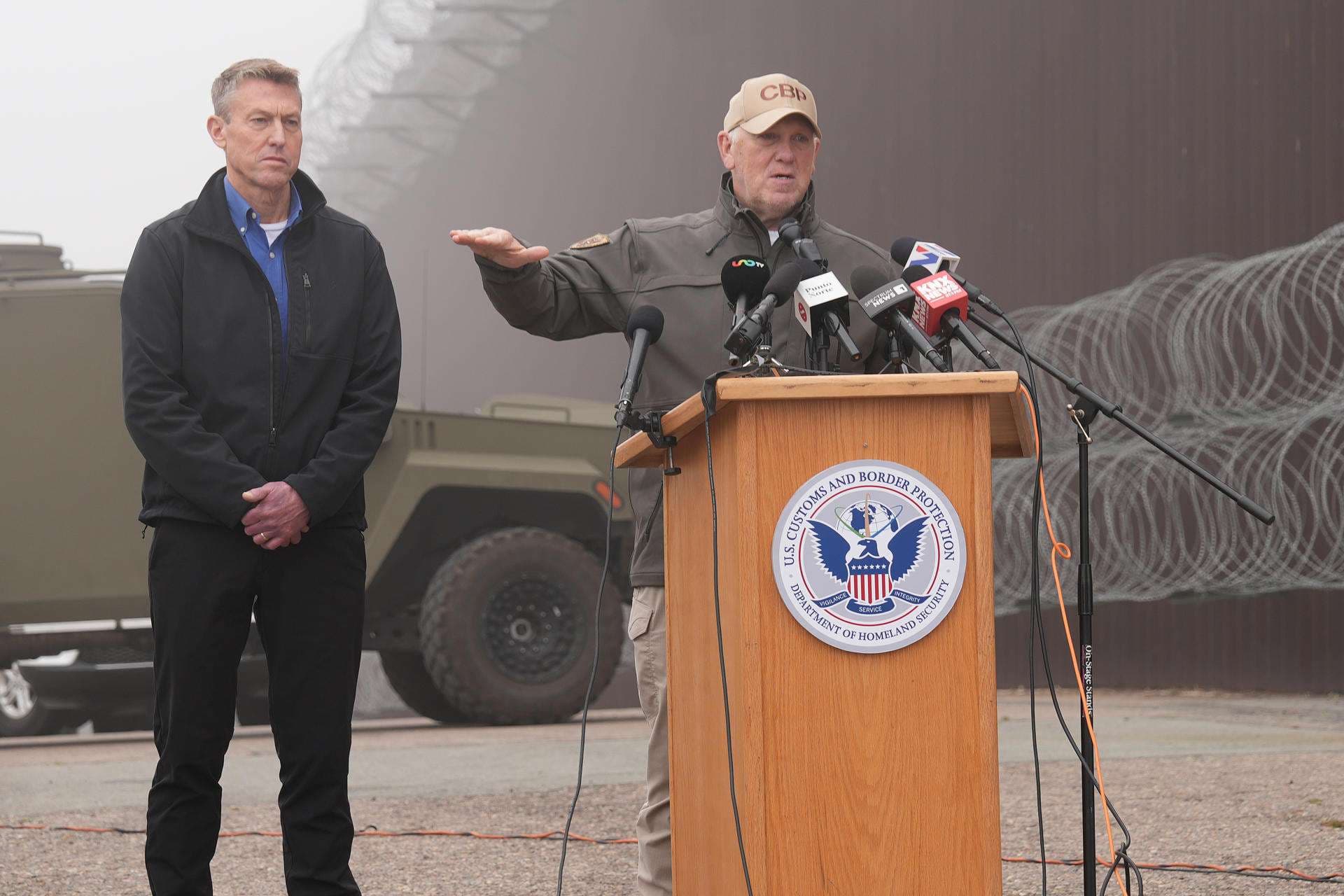 El encargado de la política fronteriza de la Casa Blanca, Tom Homan (d), habla junto al comisionado de la Oficina de Aduanas y Protección Fronteriza (CBP), Rodney S. Scott, en una rueda de prensa este sábado, en San Diego (EE.UU.). EFE/ Manuel Ocaño