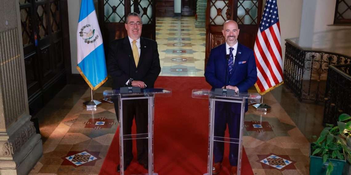 Once toneladas de droga y un mensaje claro: así fue la reunión entre la DEA y el presidente Arévalo