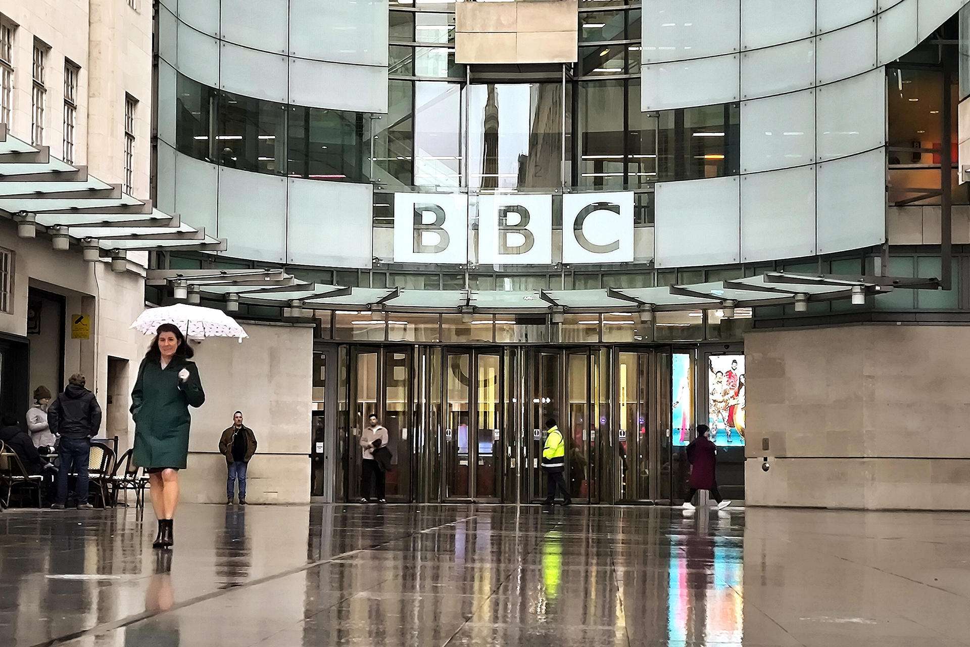 La BBC reitera que se defenderá ante la demanda por difamación presentada por Trump