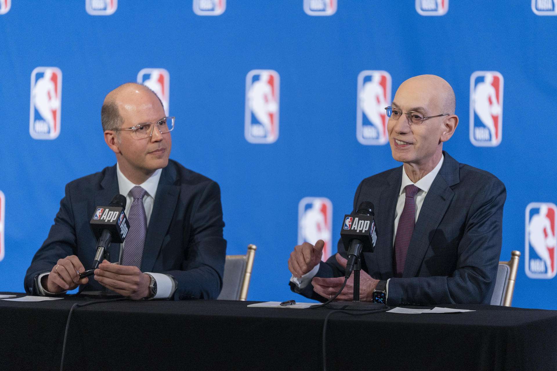 El comisionado de la NBA, Adam Silver (d), y el secretario general de la Federación Internacional de Baloncesto (FIBA), Andreas Zagklis, durante una rueda de prensa en Nueva York, el pasado 27 de marzo. EFE/ Angel Colmenares