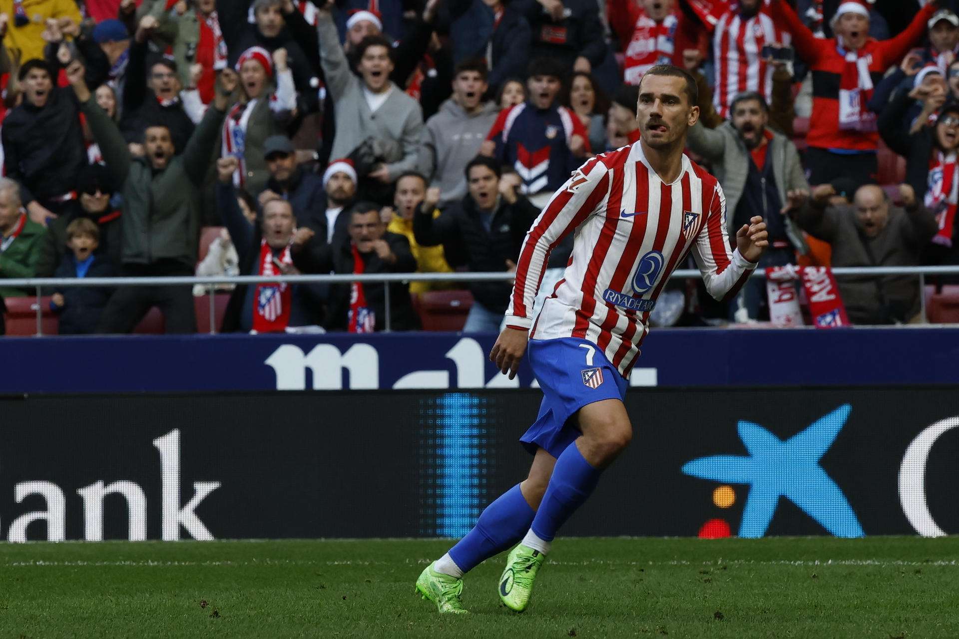 El delantero francés del Atlético de Madrid Antoine Griezmann celebra tras marcar el 2-1 durante el partido de LaLiga entre el Atlético de Madrid y el Valencia disputado este domingo en el estadio Metropolitano en Madrid. EFE/ J.J. Guillén