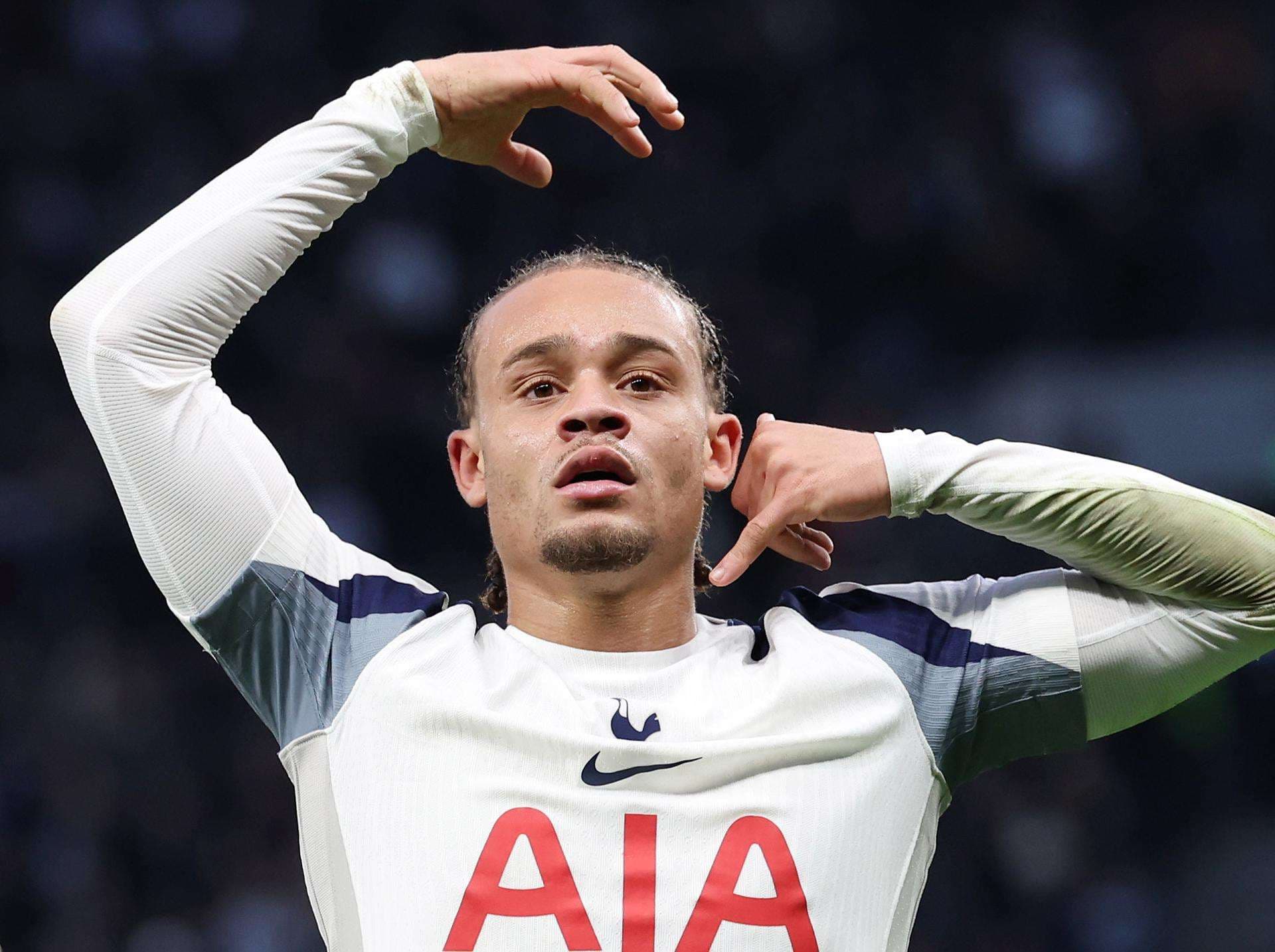 El jugador del Tottenham Xavi Simons posa tras lograr el 2-0 durante el partido de la Premier League que han jugado Tottenham Hotspur y Brentford en Londres, Reino Unido. EFE/EPA/ANDY RAIN