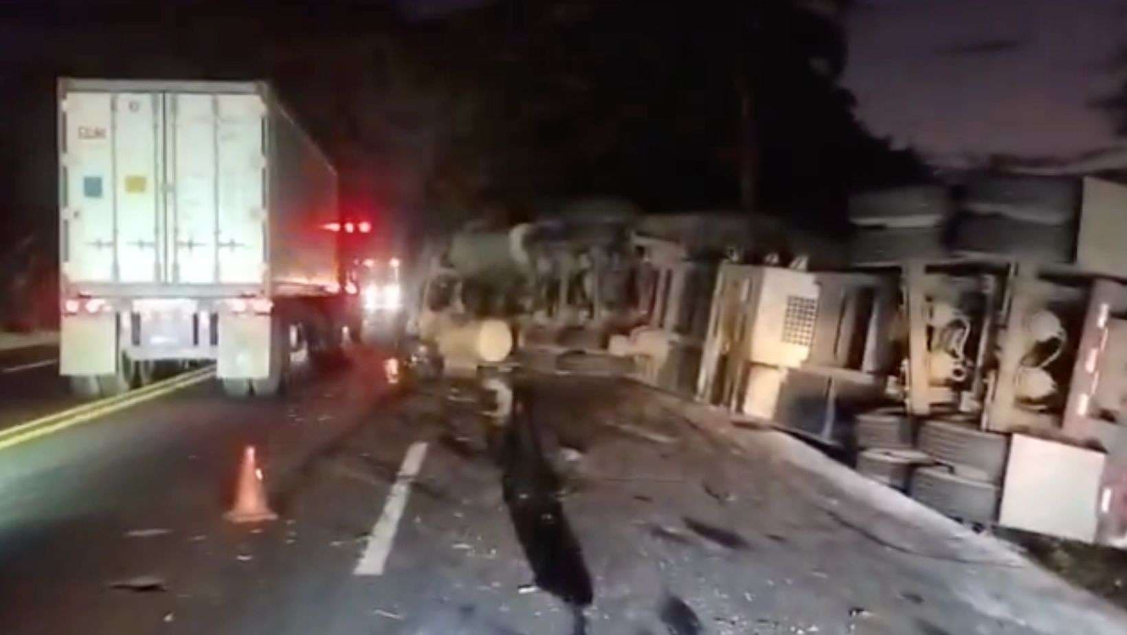 Tráiler volcado bloquea carriles y provoca tráfico lento en Escuintla
