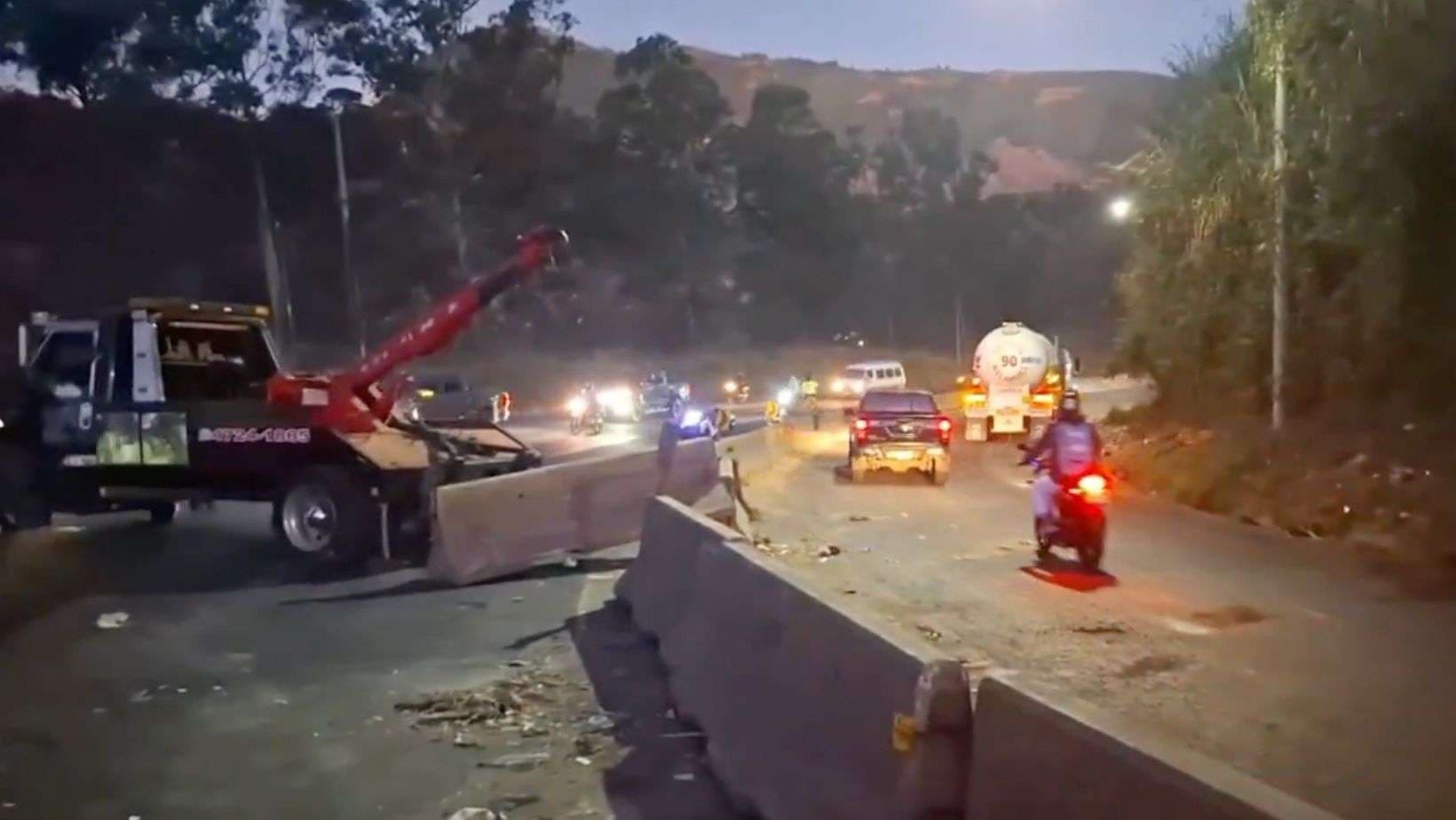 Maniobra fallida deja una grúa volcada y tráfico intenso en ruta al Pacífico