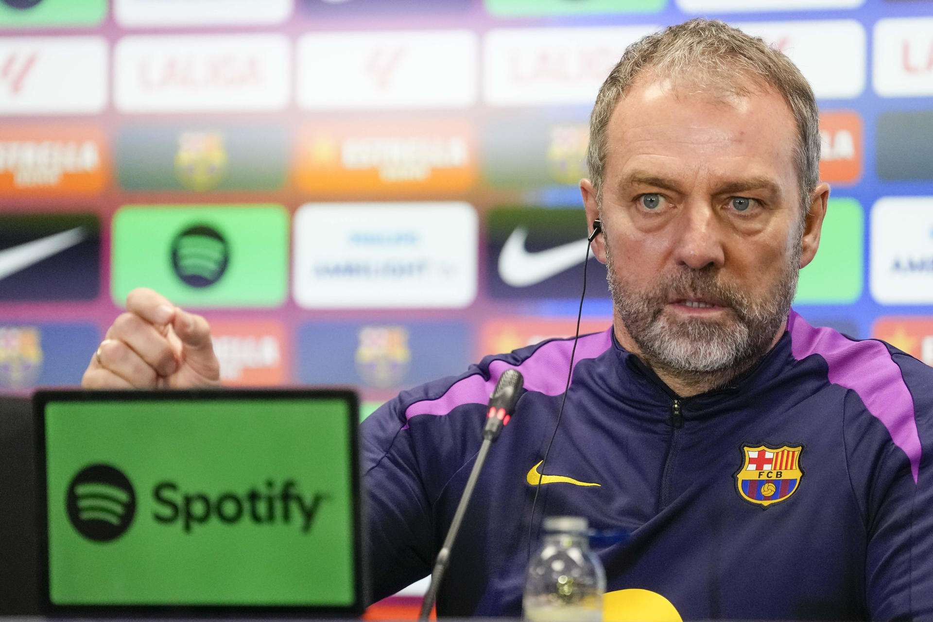 El entrenador del FC Barcelona Hansi Flick durante la rueda de prensa ofrecida tras el entrenamiento del primer equipo del FC Barcelona en las instalaciones de la Ciudad Deportiva Joan Gamper. EFE/ Enric Fontcuberta.
