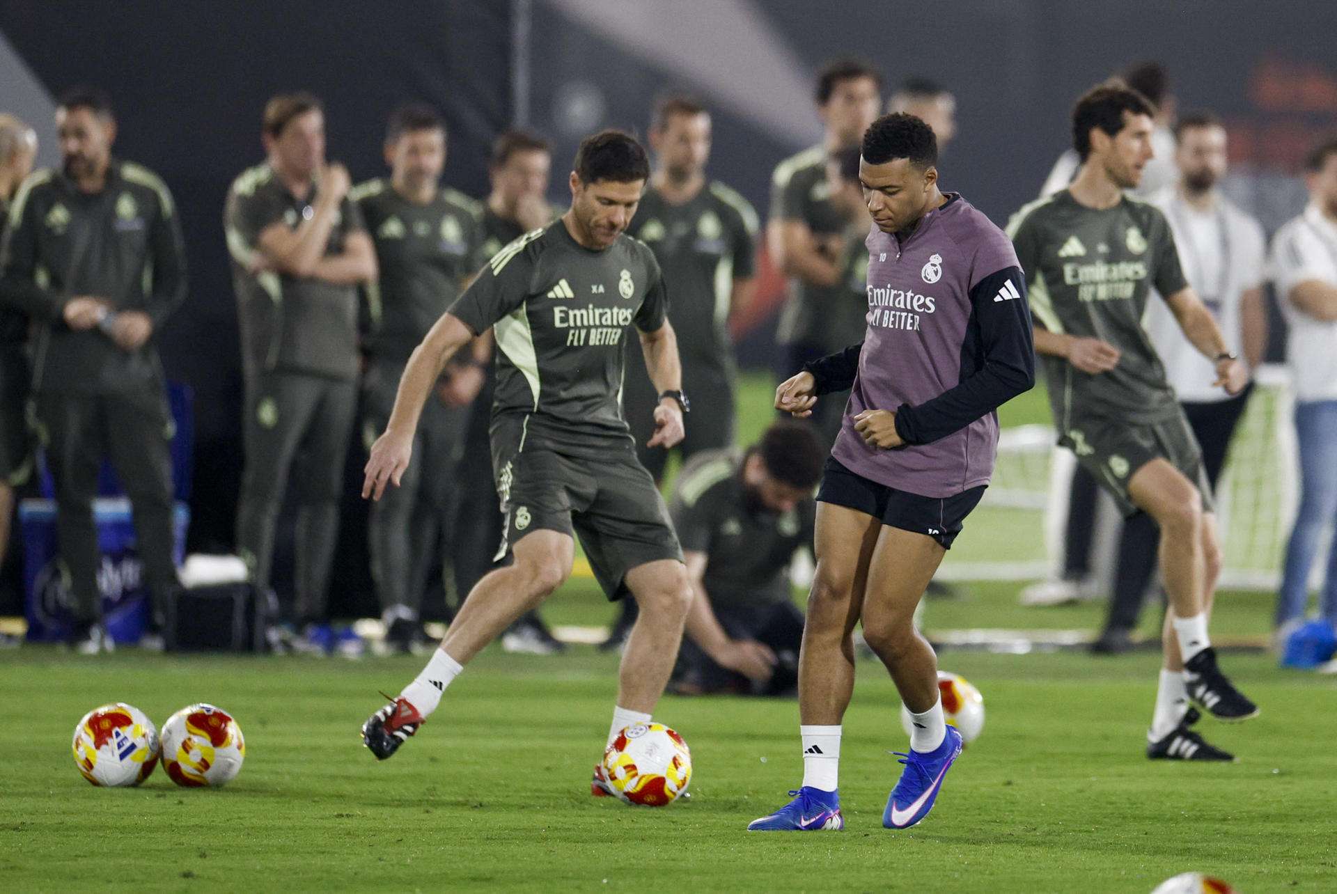 El delantero francés del Real Madrid Kylian Mbappé durante un entrenamiento este sábado en Yeda, Arabia Saudí, un día antes de la final de la Supercopa de España entre el FC Barcelona y el Real Madrid. EFE/ Kai Försterling