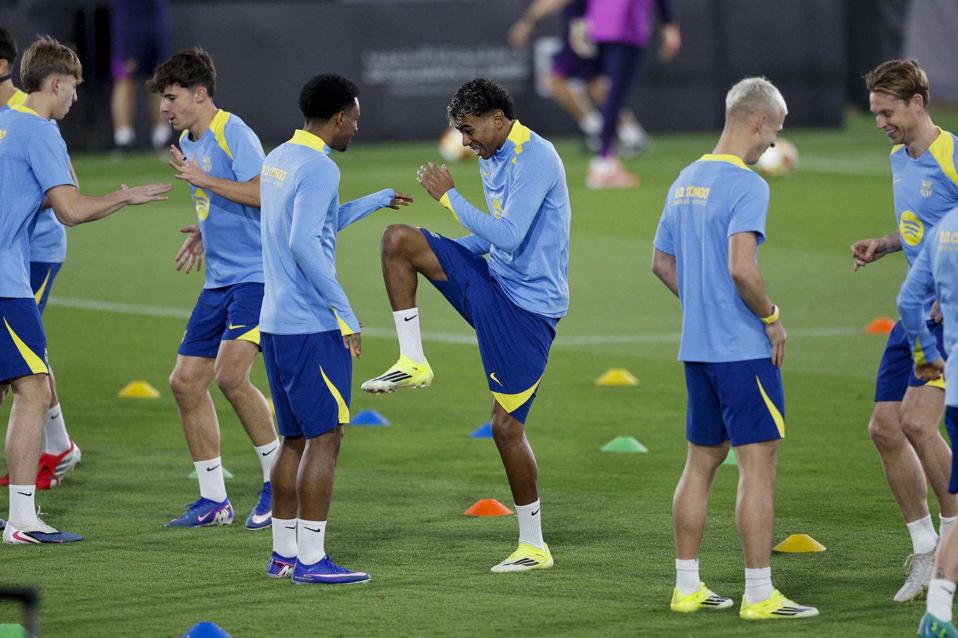 El delantero del FC Barcelona Lamine Yamal (c) participa en un entrenamiento del equipo este sábado en Yeda, Arabia Saudí, un día antes de la final de la Supercopa de España entre el FC Barcelona y el Real Madrid. EFE/ Kai Försterling