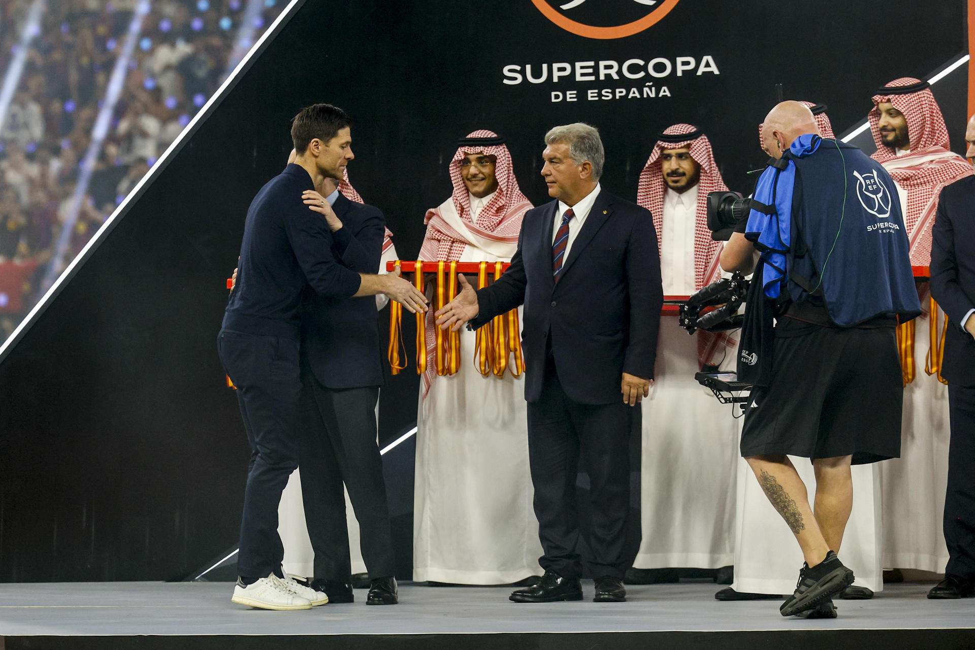 El técnico del Real Madrid, Xavi Alonso y el presidente blanco, Florentino Pérez, se saludan durante la entrega de premios de la final de la Supercopa de España que han disputado FC Barcelona y Real Madrid, este domingo en el estadio Ciudad Deportiva del Rey Abdalá de Yeda (Arabia Saudí). EFE/ Kai Försterling