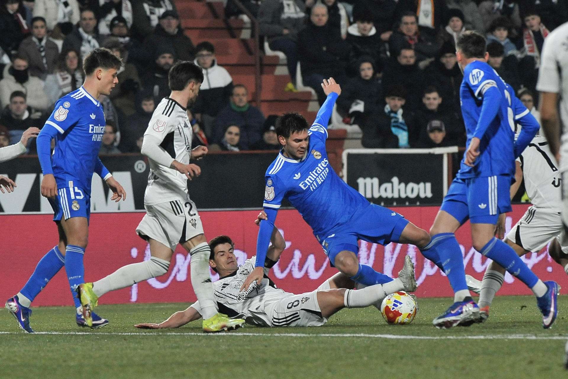 El delantero argentino del Real Madrid, Mastantuono, cae ante el centrocampista del Albacete, Riki Rodriguez, durante el partido de octavos de final de la Copa del Rey que Albacete Balompié y Real Madrid disputaron en el estadio Carlos Belmonte. EFE/Manu