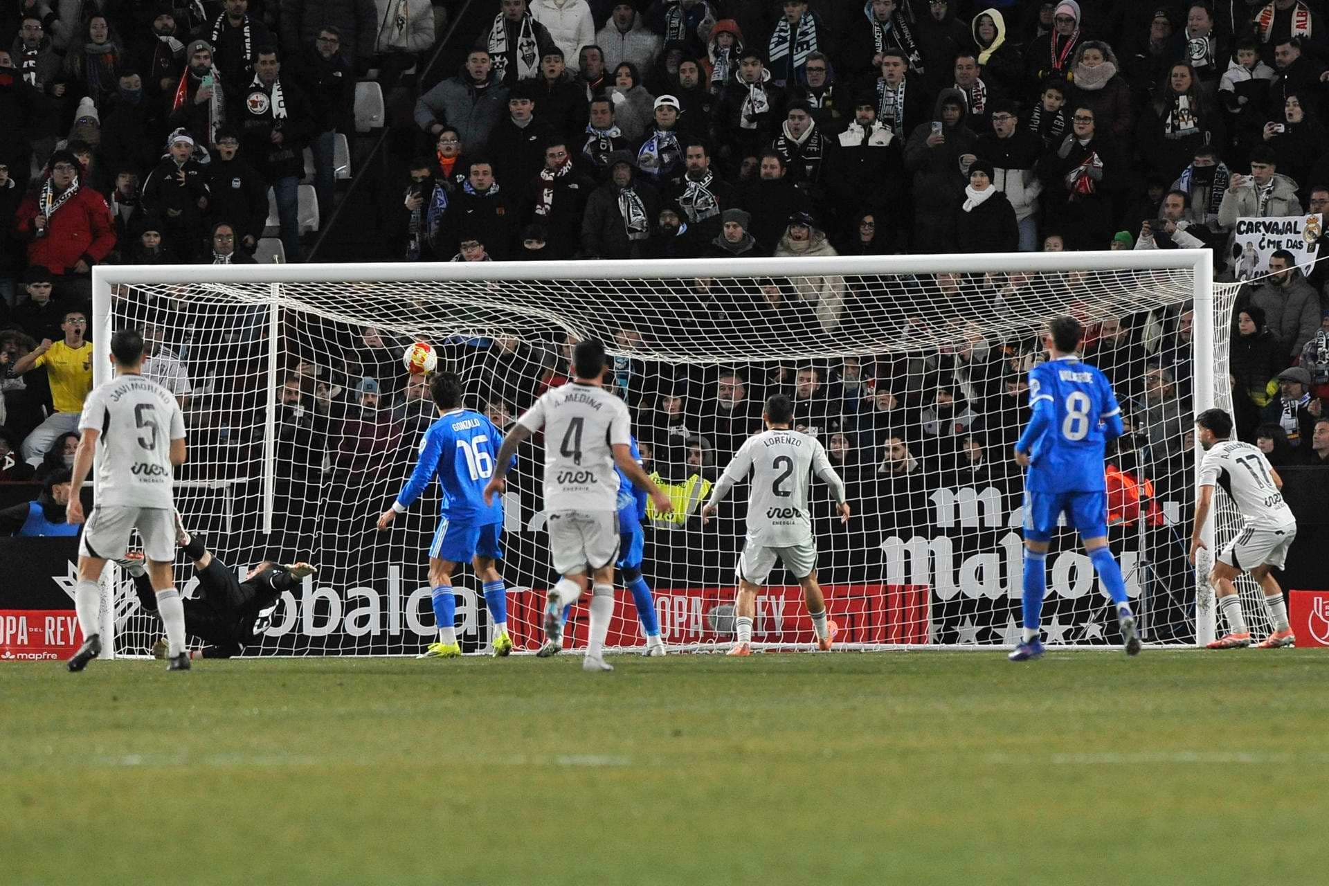 El guardameta del Real Madrid Andriy Lunin encaja el segundo gol del Albacete durante el partido de octavos de final de la Copa del Rey que Albacete Balompié y Real Madrid disputaron en el estadio Carlos Belmonte. EFE/Manu