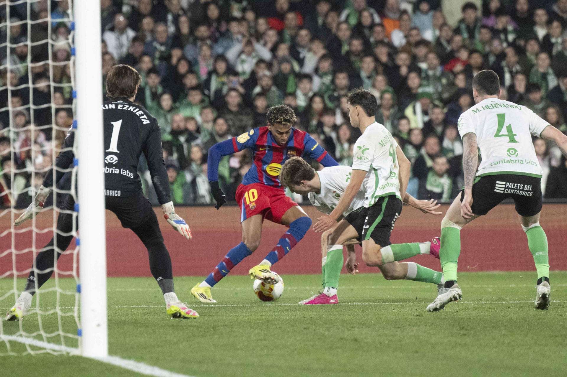 SANTANDER, 15/01/2026.- El delantero del Barcelona Lamine Yamal (2i) controla el balón entre los jugadores del Racing en el partido de octavos de final de Copa del Rey que Racing de Santander y FC Barcelona disputan este jueves en El Sardinero, en la capital cántabra. EFE/Pedro Puente Hoyos