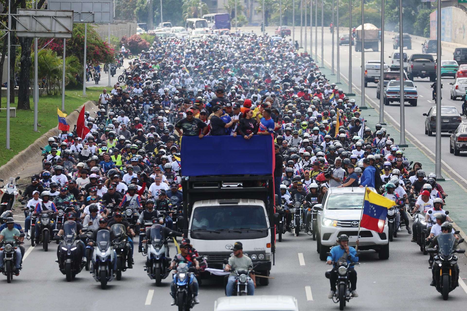 Transportistas chavistas salen en caravana por Caracas para pedir la libertad de Maduro