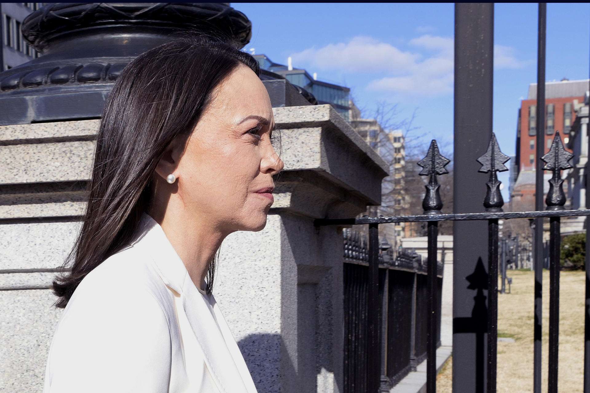 La líder opositora venezolana y Premio Nobel de la Paz, María Corina Machado, llega a la Casa Blanca este jueves, en Washington (EE.UU.). EFE/Lenin Nolly