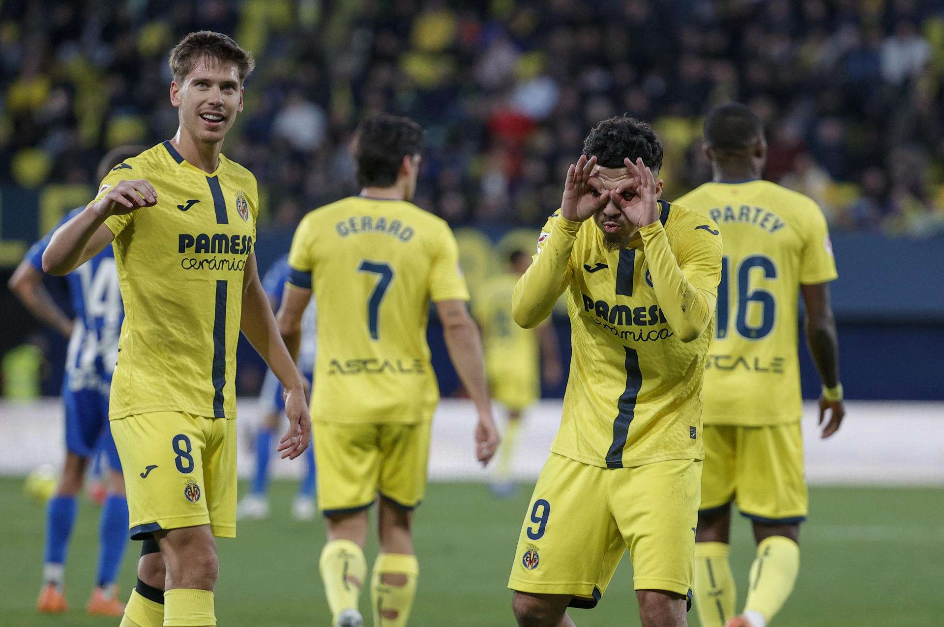 El delantero del Villarreal Georges Mikautadze (d) celebra tras anotar el tercer gol del equipo durante el partido de la jornada 19 de LaLiga EA Sports que disputaron Villarreal CF y el Alavés en el Estadio de la Cerámica en Villarreal. EFE/ Manuel Bruque