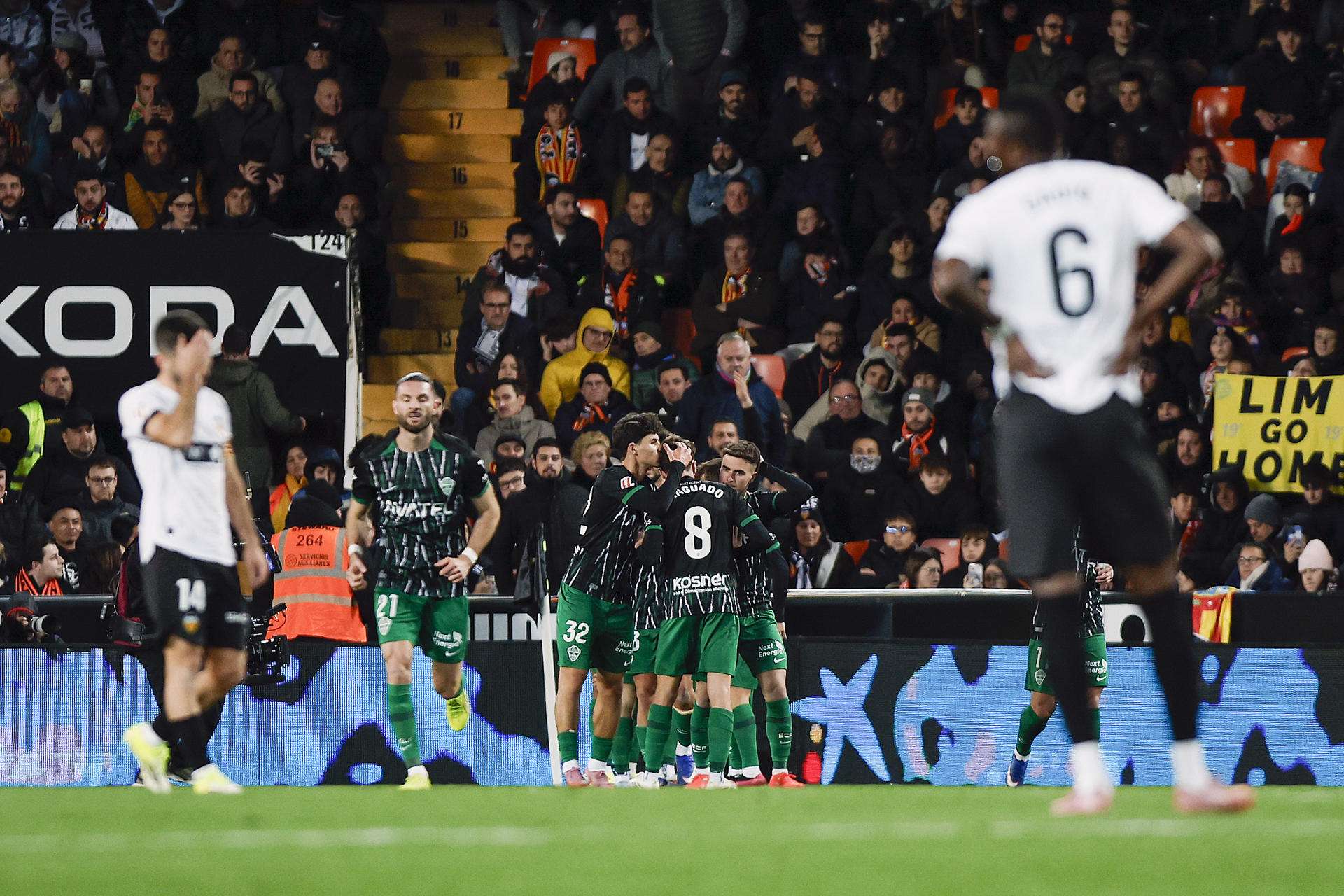 Los jugadores del Elche celebran el primer gol del equipo ilicitano durante el partido de la jornada 19 de LaLiga EA Sports que disputaron el Valencia CFy el Elche CF en el estadio de Mestalla. EFE/ Biel Aliño