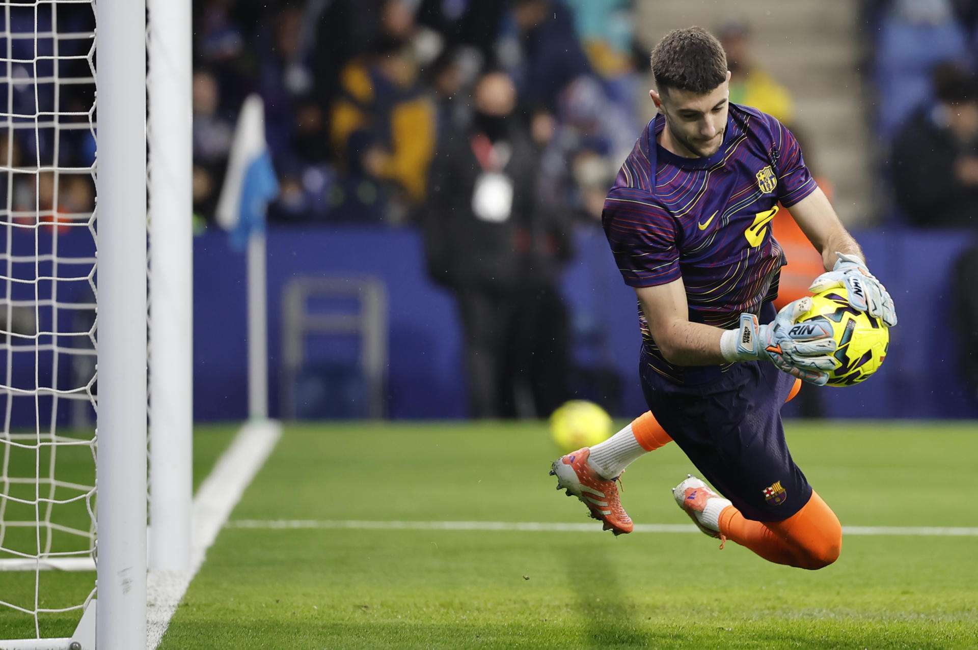 La exhibición de paradas de Joan García en su regreso al RCDE Stadium, clave en el triunfo que mantiene un liderato firme del Barcelona en LaLiga, y el continuo crecimiento de un portero que aún no ha sido citado por la selección española, aviva un debate a puertas de la primera semifinal de la Supercopa de España, en un duelo ante el Athletic Club que depara el pulso con el intocable Unai Simón.