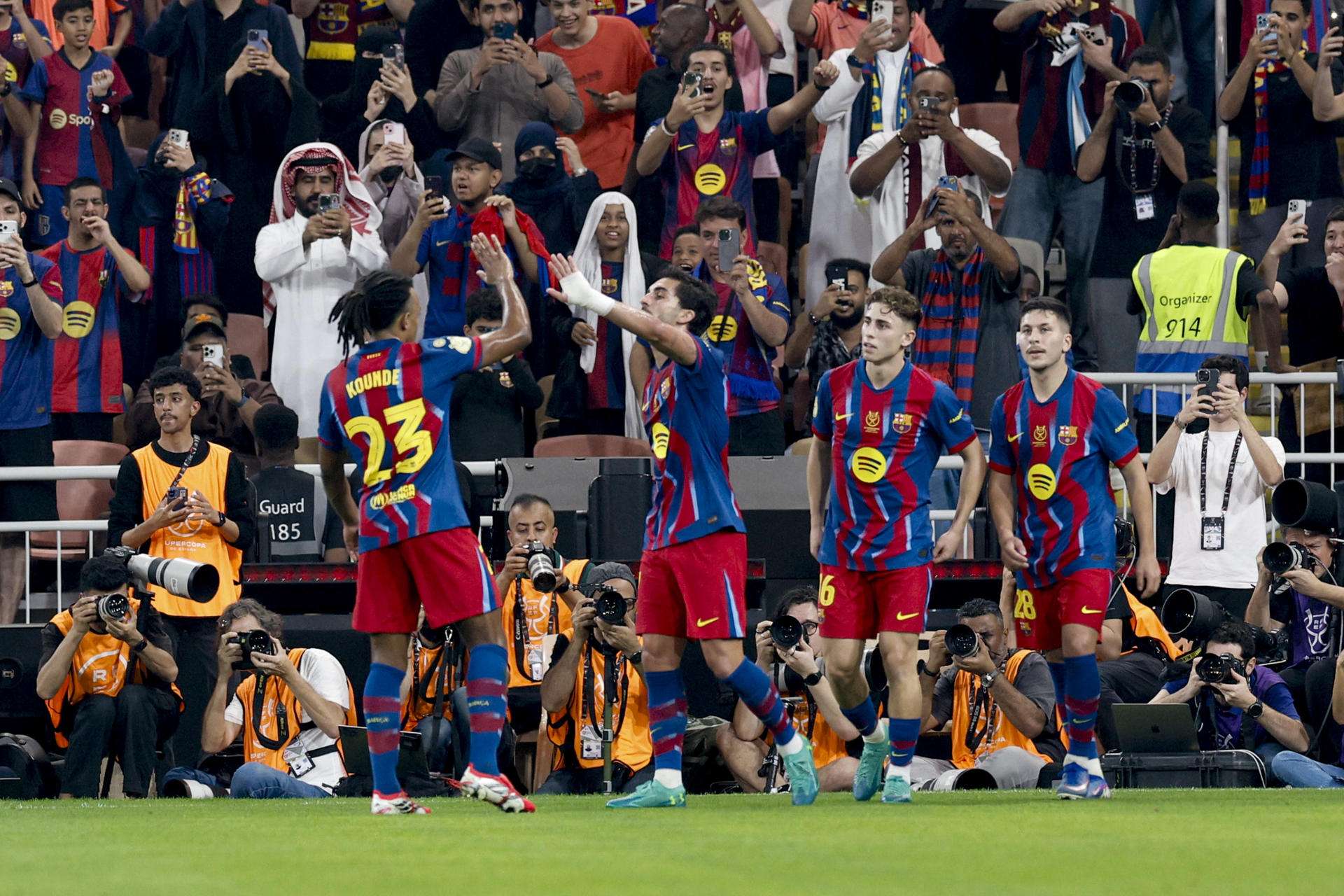 El delantero del Barcelona Ferrán Torres (2-i) celebra con sus compañeros tras marcar ante el Athletic, durante el partido de semifinales de la Supercopa de España que FC Barcelona y Athletic Club disputaron en el estadio Alinma Bank Stadium at King Abdullah Sport, en Yeda. EFE/Kai Forsterling