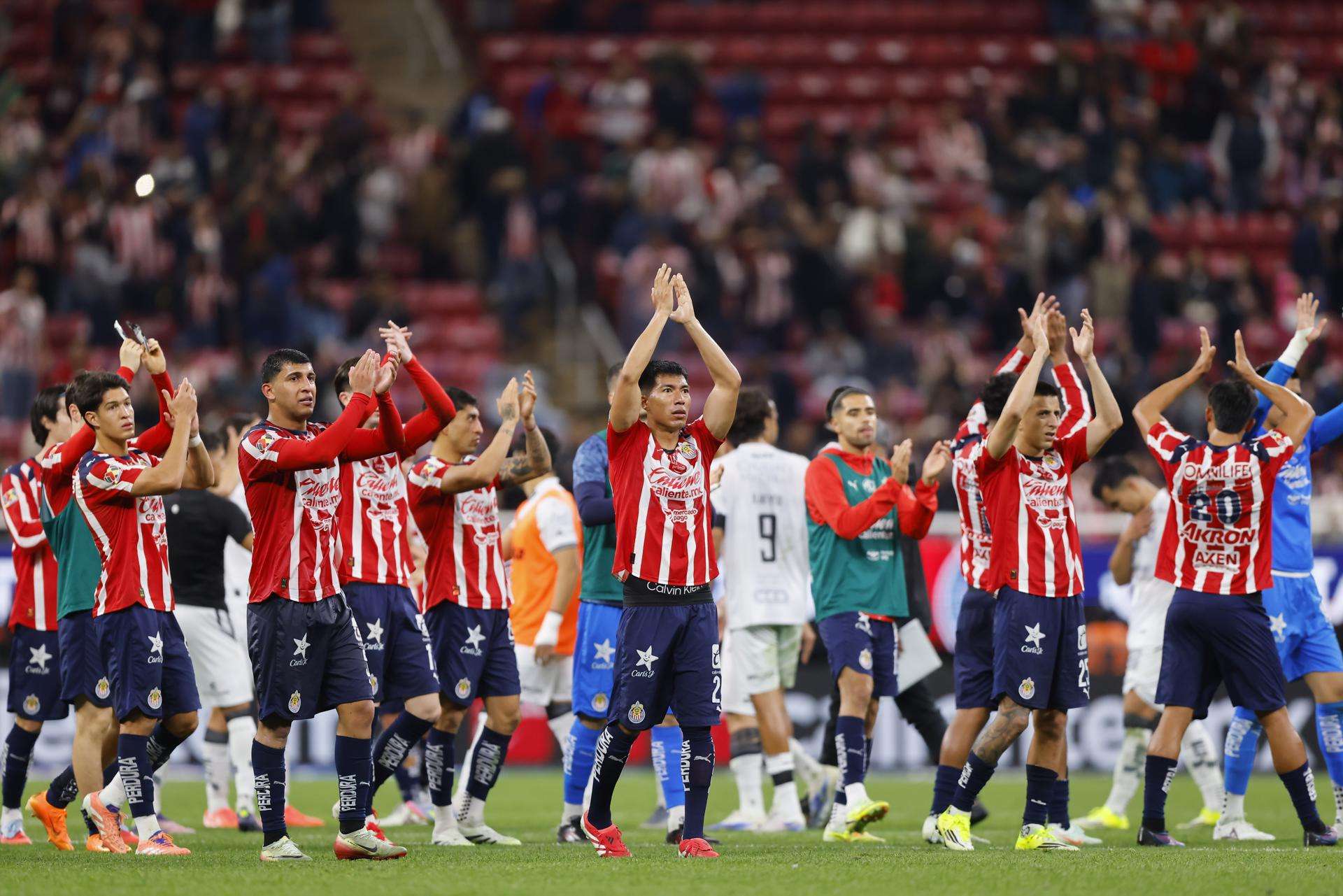 Jugadores de Guadalajara celebran este sábado el triunfo sobre Querétaro y el ascenso provisional al liderato en la tercera jornada del Torneo Clausura mexicano tras el partido jugado en su estadio, el Akron. EFE/ Francisco Guasco
