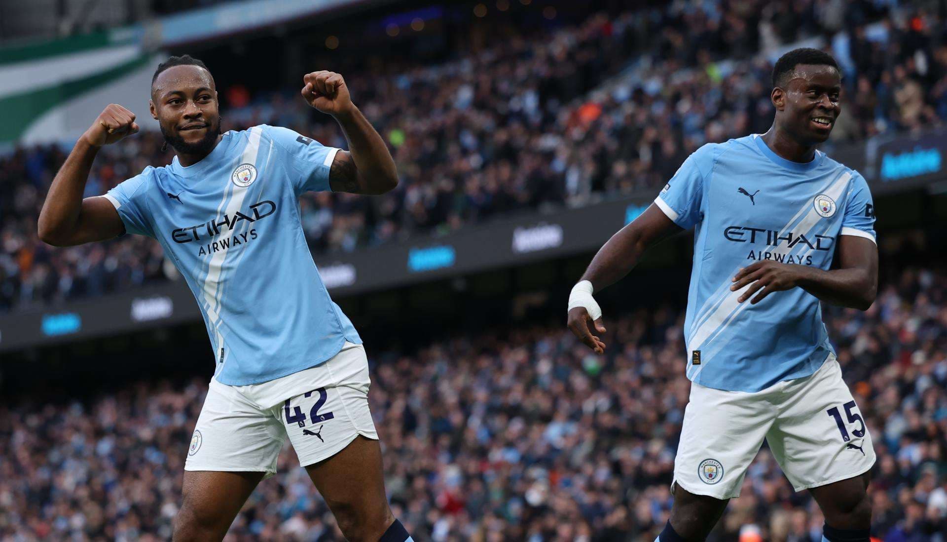 El jugador del City Antoine Semenyo (I) celebra el 2-0 con Marc Guehi durante el partido de la Premier League que han jugado Manchester City y Wolverhampton Wanderers, en Manchester, Reino Unido. EFE/EPA/ADAM VAUGHAN