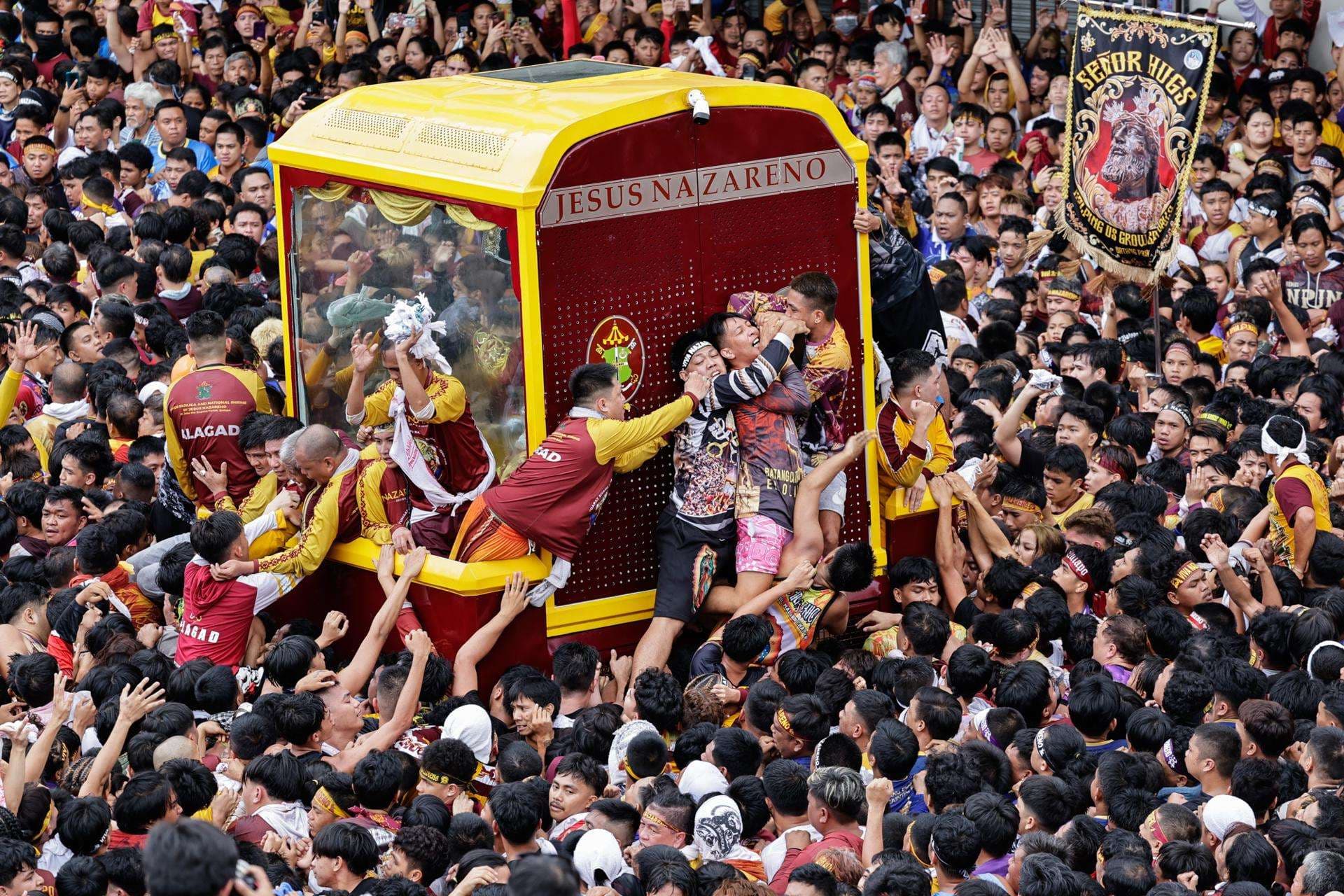 MANILA (Philippines), 09/01/2026.- Devotos participan en la procesión del Nazareno Negro en Manila, Filipinas. EFE/EPA/ROLEX DELA PENA
