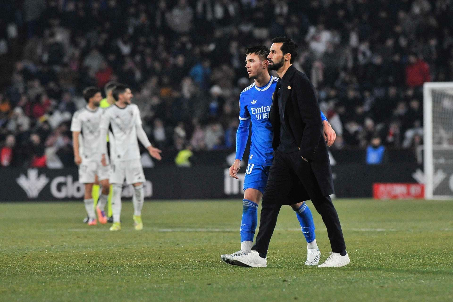 El entrenador del Real Madrid Álvaro Arbeloa (d) y el argentino Franco Mastantuono (2d) durante el partido de octavos de final de la Copa del Rey que Albacete Balompié y Real Madrid disputaron en el estadio Carlos Belmonte. EFE/Manu