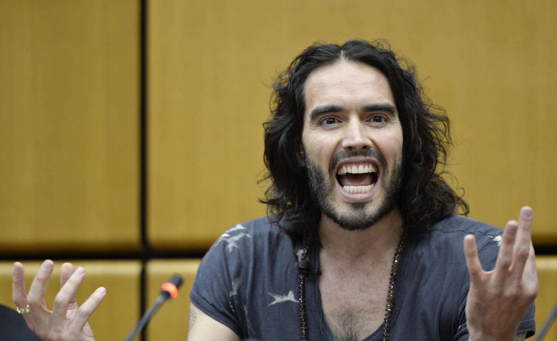El actor Russell Brand es acusado de dos delitos sexuales más por un tribunal inglés