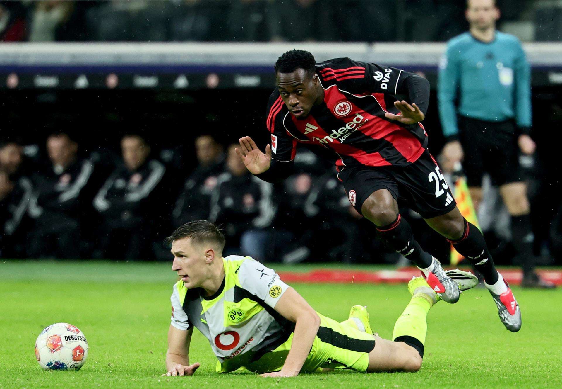 Kalimuendo, en una jugada con Nico Schlotterbeck. EFE/EPA/RONALD WITTEK.