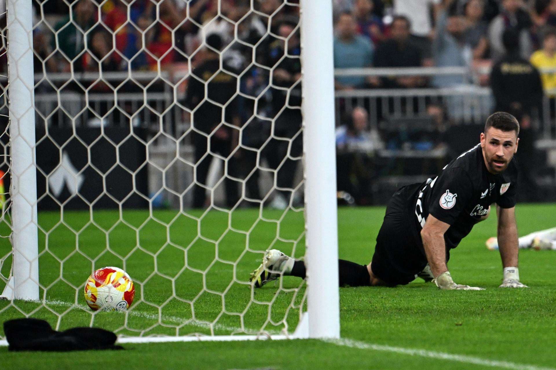 El portero Unai Simon durante el partido de la Supercopa de España que disputan el FC Barcelona y el Athletic Club, este miércoles en el estadio Alinma Bank Stadium at King Abdullah Sport, en Yeda. EFE/ STR
