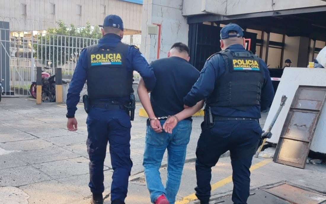 Guardia detenido.