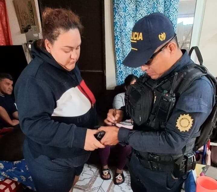 Capturan en Mixco a presunta conviviente de alias “Smoking”