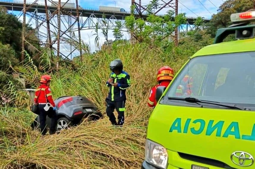 EN IMÁGENES | Así quedó el vehículo que cayó al barranco bajo el puente Belice