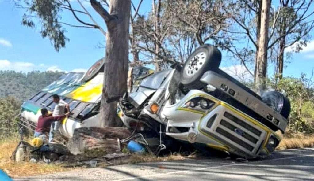 Ministerio de Salud activa alerta institucional tras accidente de bus en Baja Verapaz