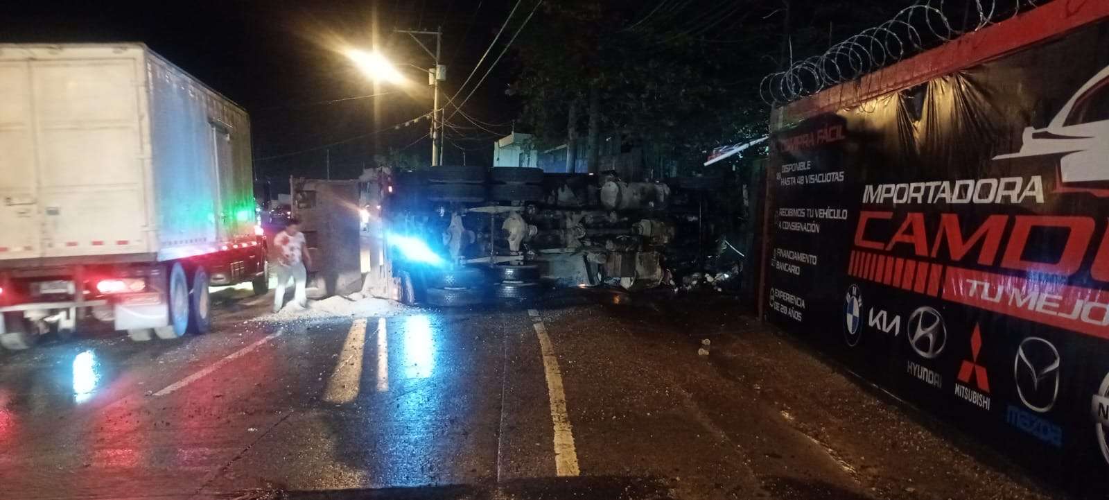 Camión volcado genera complicaciones viales en ruta al Atlántico