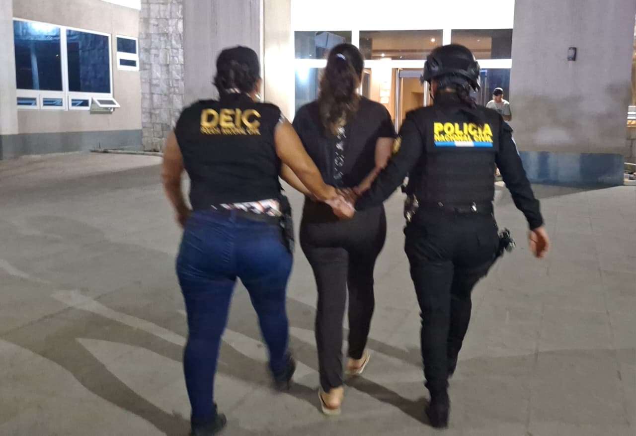 Allanamientos en Retalhuleu dejan dos capturados por presunta posesión de drogas