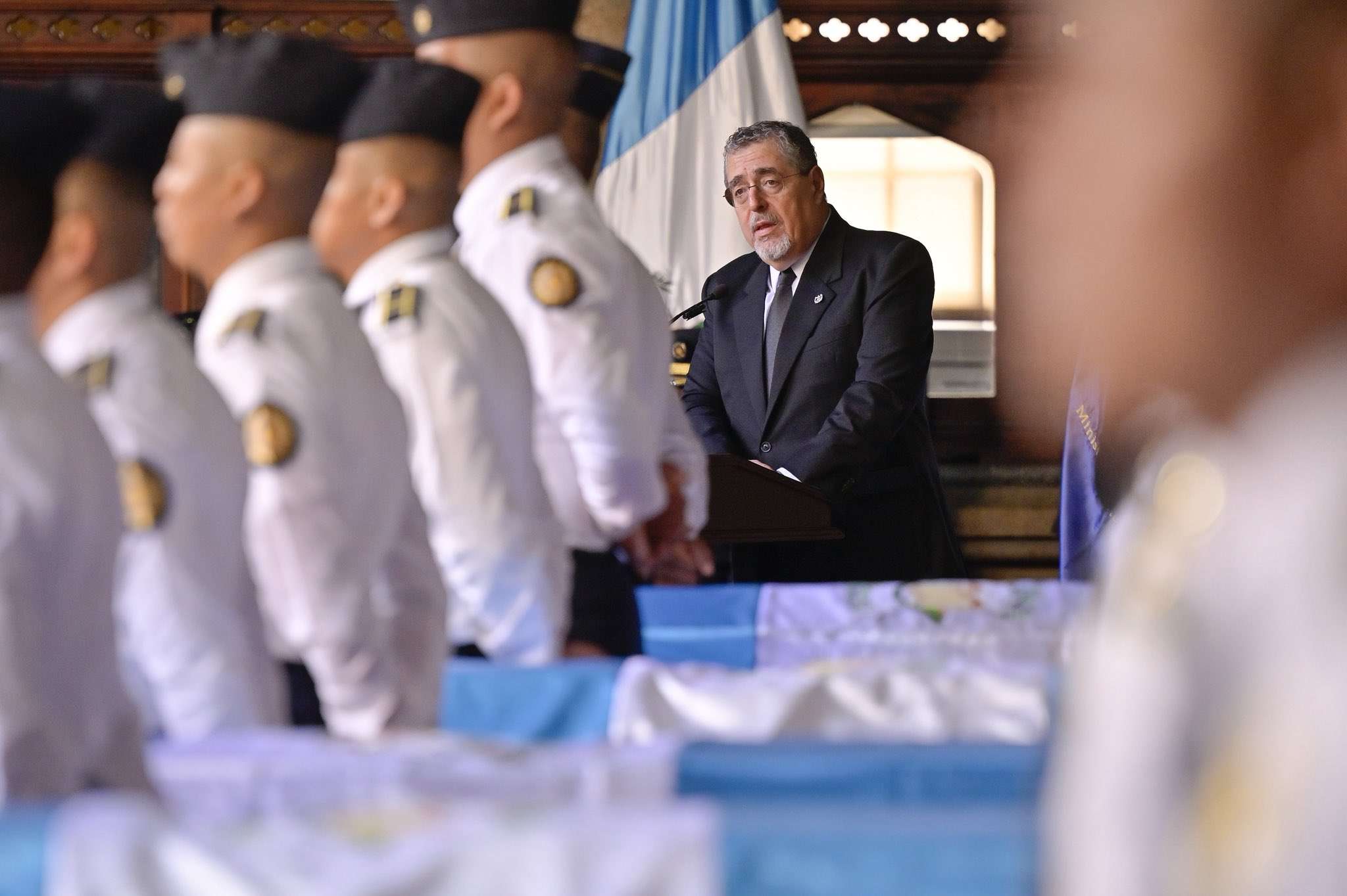 Arévalo promete que el asesinato de nueve policías no quedará impune