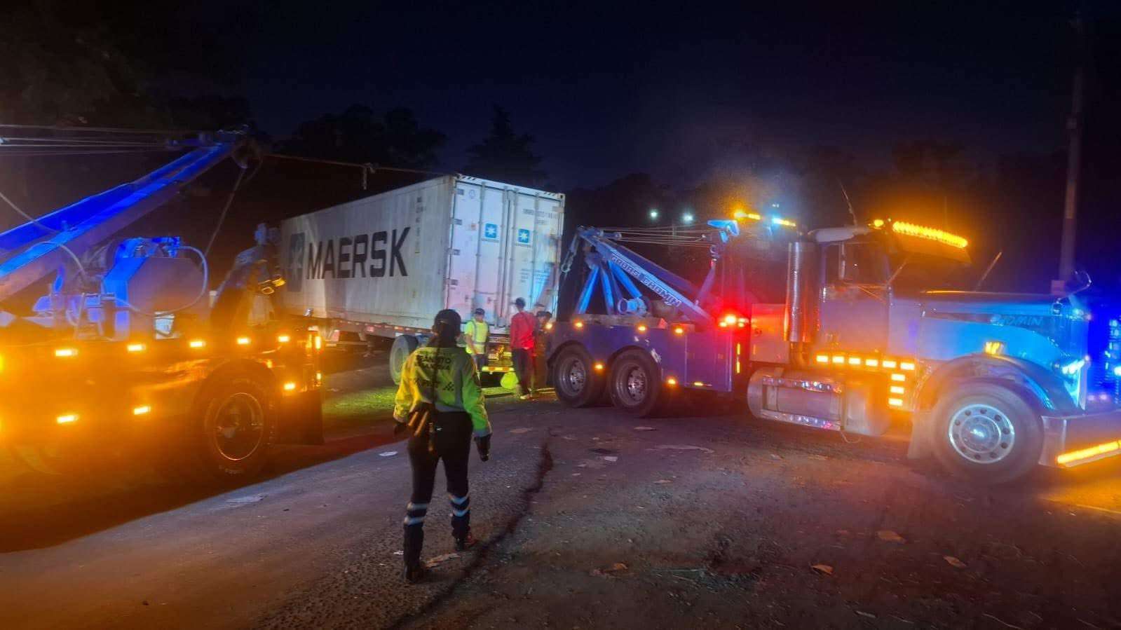 Accidente complica ingreso a la capital tras volcadura de tráiler