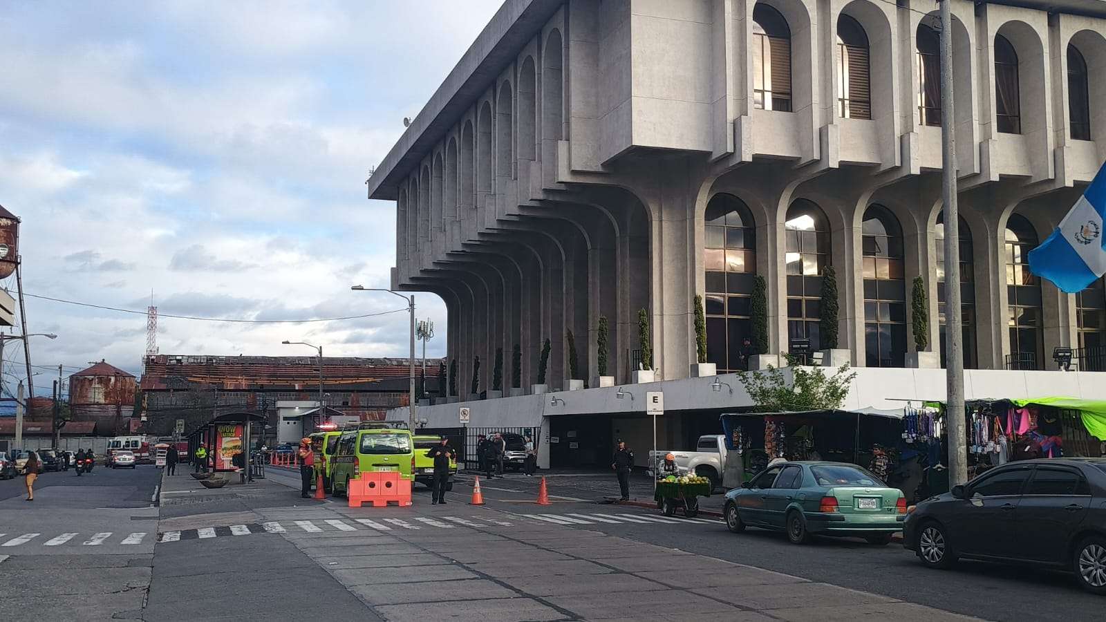Las autoridades activaron este martes el plan de seguridad integral en el edificio del Organismo Judicial y la Torre de Tribunales, luego de recibirse una amenaza de bomba que obligó a evacuar de forma preventiva las instalaciones y a desplegar un amplio operativo interinstitucional.