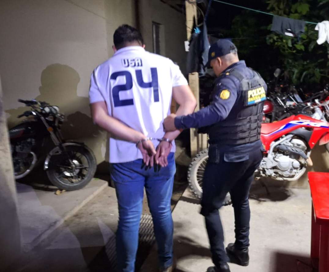 Capturan a hombre de 29 años con armamento ilegal y fuerte suma de dinero en Petén