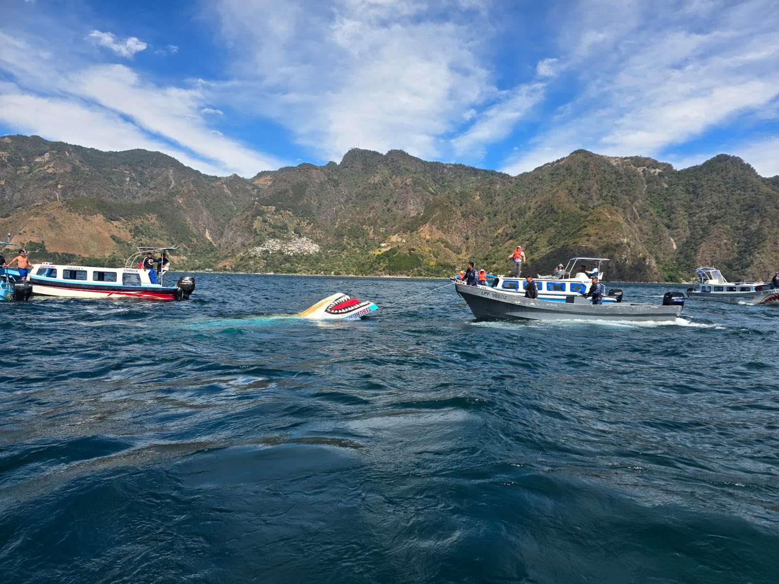 Capturan a lanchero tras muerte de dos turistas panameñas en el lago de Atitlán
