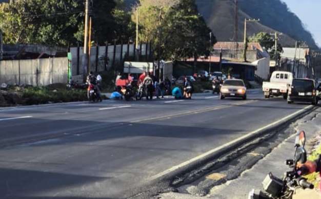 Triple colisión de motocicletas deja una mujer herida en la ruta Palín–Esquintla