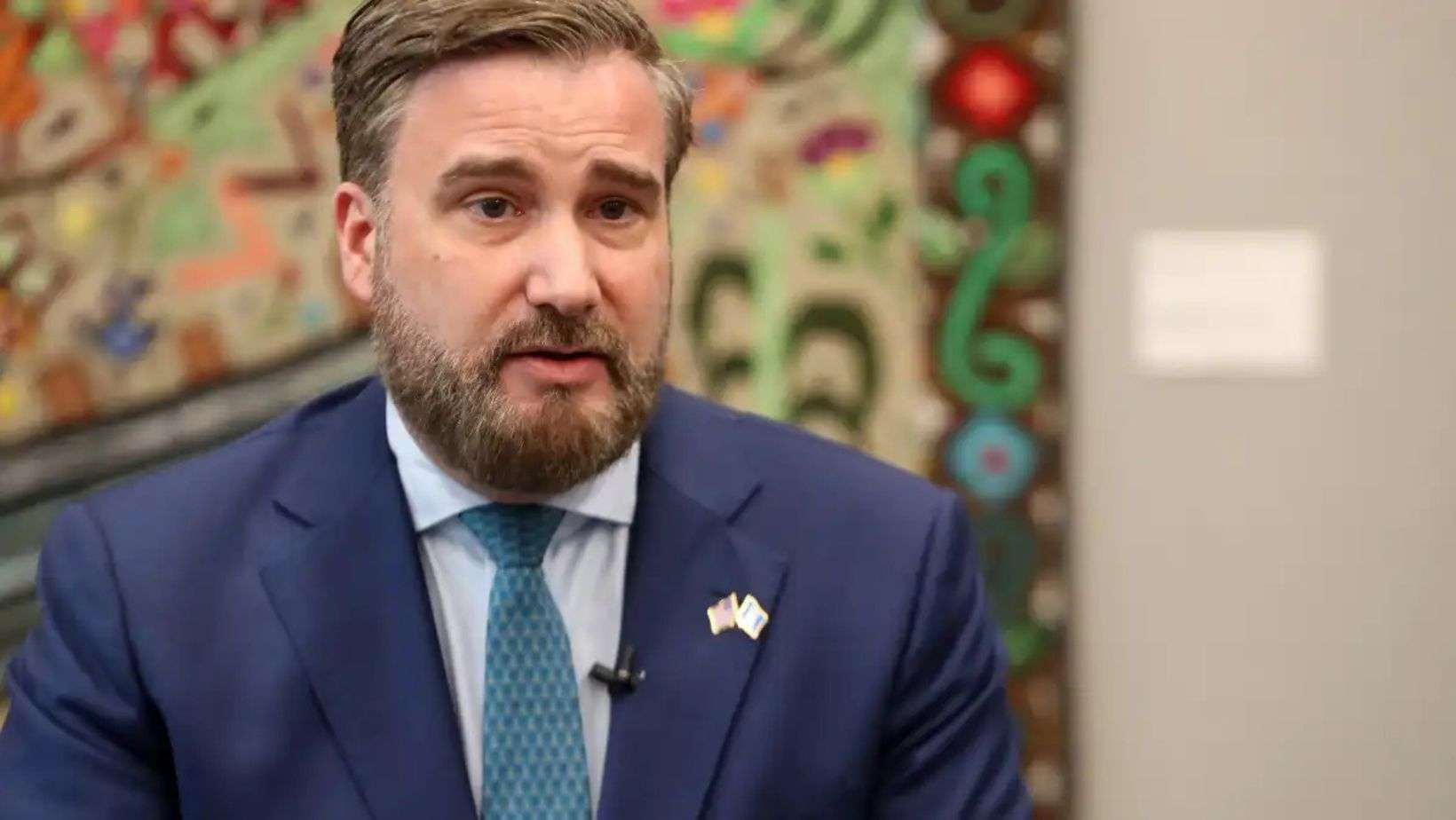 Gobierno confirma salida del embajador Tobin Bradley en las próximas semanas