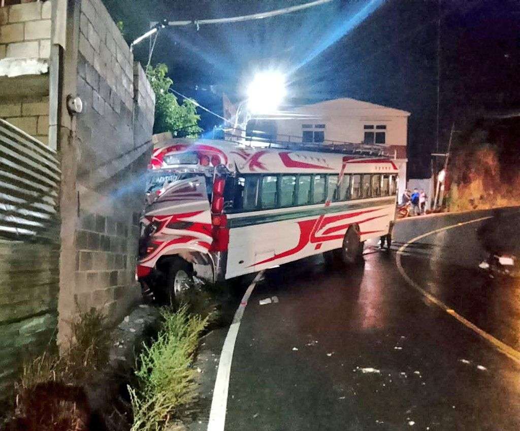 Accidente en Villa Canales deja varios heridos tras colisión de bus