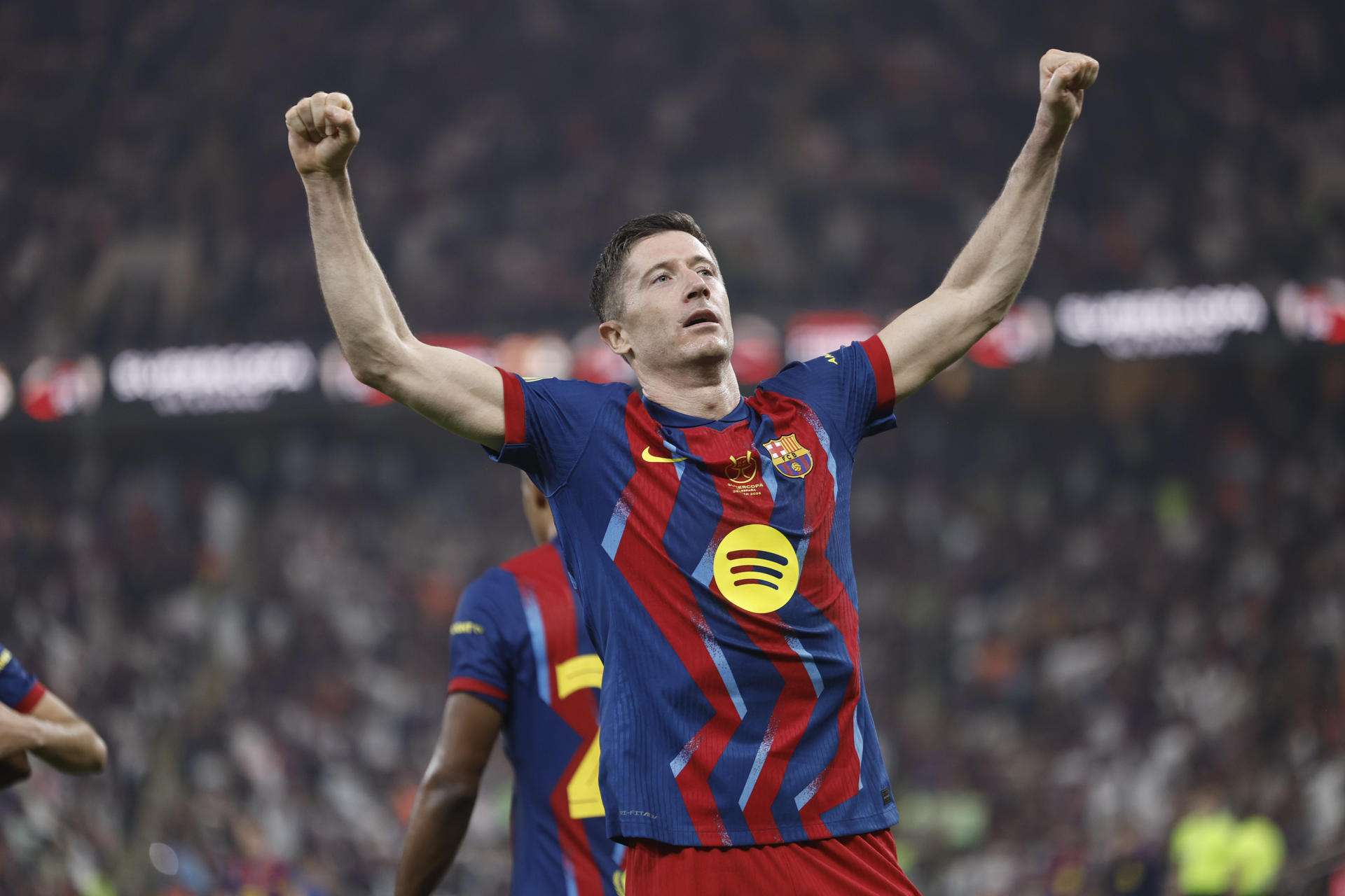 El delantero del FC Barcelona Robert Lewandowski celebra tras marcar el 2-1 durante la final de la Supercopa de España entre el FC Barcelona y el Real Madrid, este domingo en el estadio Ciudad Deportiva del Rey Abdalá de Yeda (Arabia Saudí). EFE/ Kai Försterling