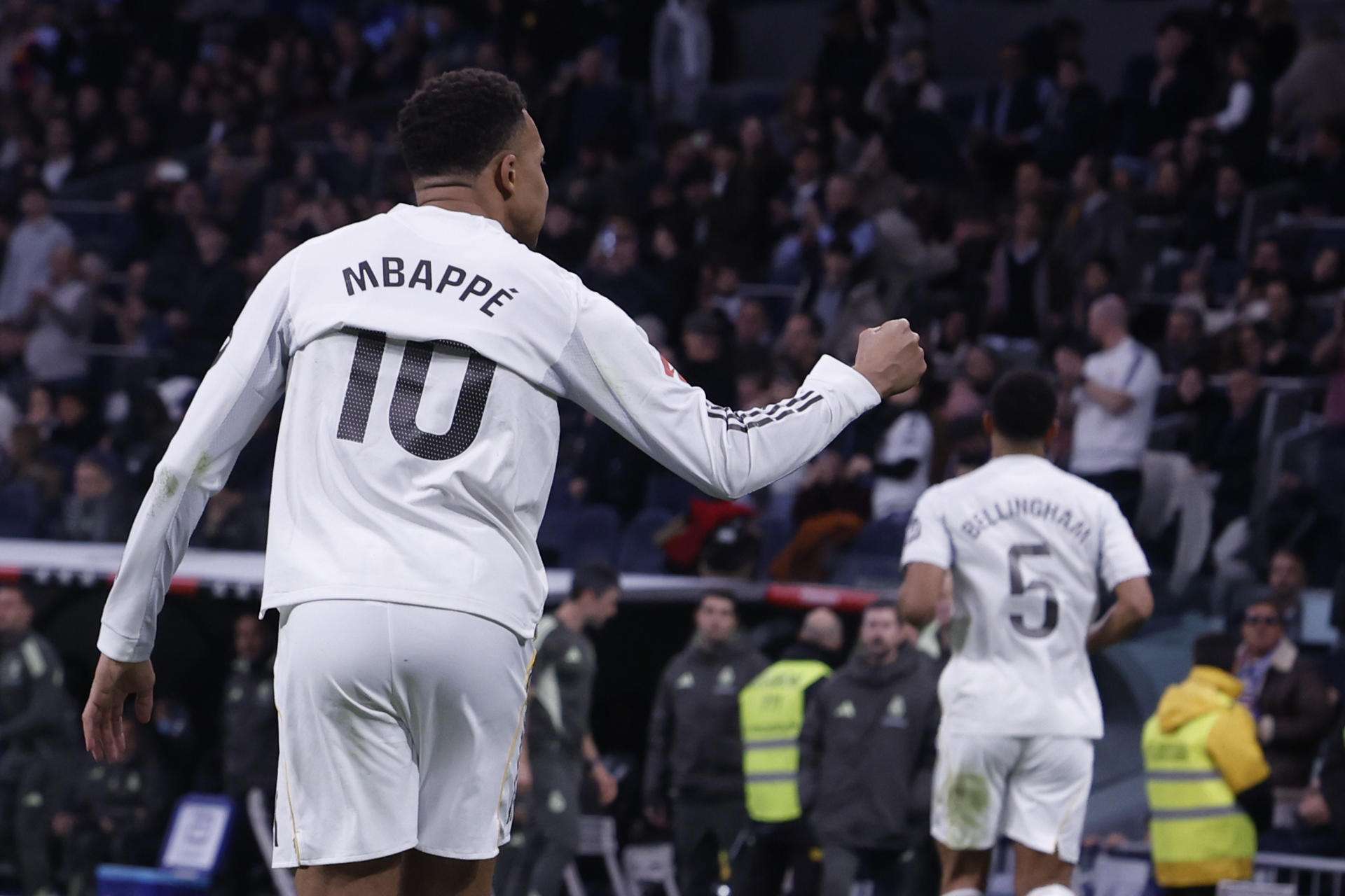 El jugador del Real Madrid Kylian Mbappé (i) celebra su gol de penalti contra el Levante, durante el partido de LaLiga EA Sports disputado contra el Levante UD este sábado en el estadio Santiago Bernabéu de Madrid. EFE/ Javier Lizón